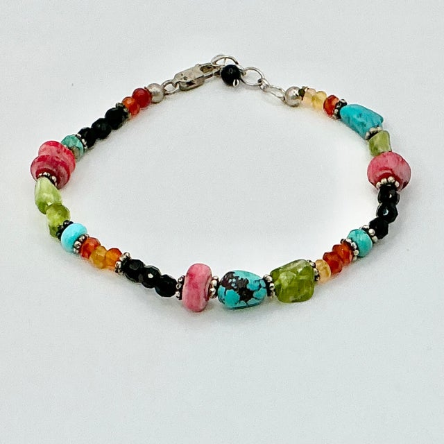 1980s 1980s Vintage Southwestern Navajo Boho Chic Turquoise & Glass Beaded Bracelet, 7.75”. For Sale - Image 5 of 6