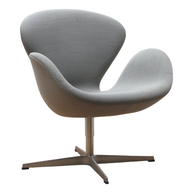 Swan Chair by Arne Jacobsen for Fritz Hansen For Sale