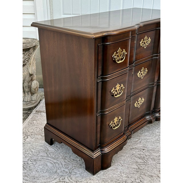 Wood Drexel Mahogany Bachelors Chest Three Drawer Block Front Georgian Dresser 70s For Sale - Image 7 of 14