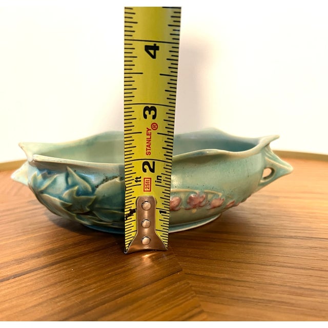 Vintage Roseville Bleeding Heart Handled Bowl Signed 379–6 Estate Find For Sale - Image 12 of 14