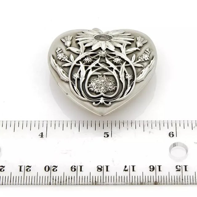 Late 20th Century 18690 - Tiffany & Co. Large Ziegfeld Daisy Sterling Heart Photo Locket Pendant For Sale In Miami - Image 6 of 6
