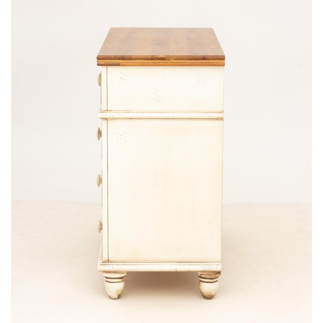 Modern White Painted Wood Chest of Drawers For Sale In New York - Image 6 of 9