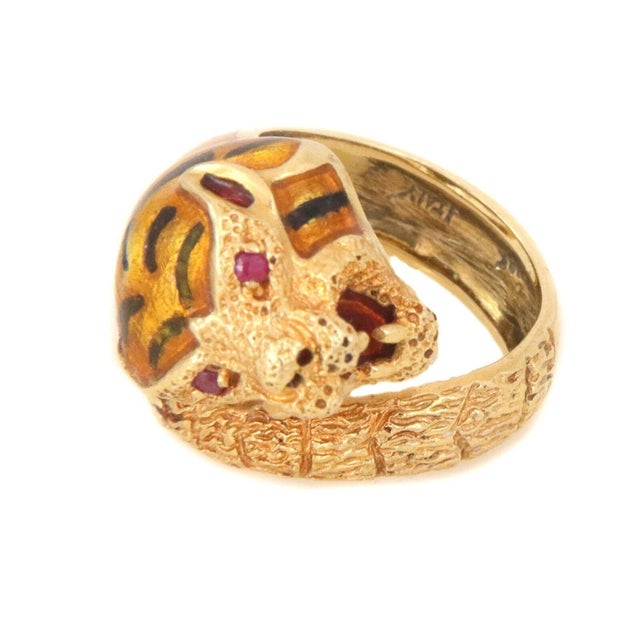 This ring is crafted from 18k yellow gold featuring a tiger's head with orange enamel and black stripes. It's eyes are...