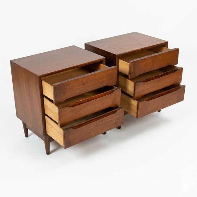 Ramseur Mid-Century Modern Pair of Walnut Nightstands, C. 1960s For Sale - Image 12 of 14