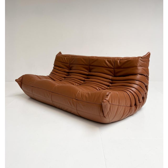 This brown 3-seater togo sofa from Ligne Roset is as good as new. The togo is part of Michel Ducaroy’s classic Togo...