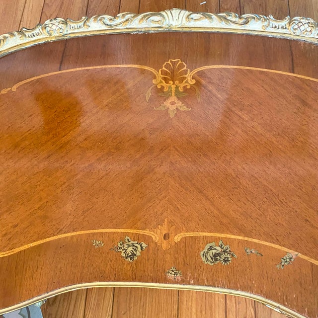 1940s French Provincial Style Kidney-Shaped 5 Leg Coffee Table With Inlaid Marquetry Top and Glass Overlay For Sale - Image 17 of 18