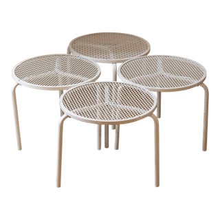 1960s Mid-Century Italian Style White Metal Mesh Tripod Stacking Tables - Set of 4 For Sale