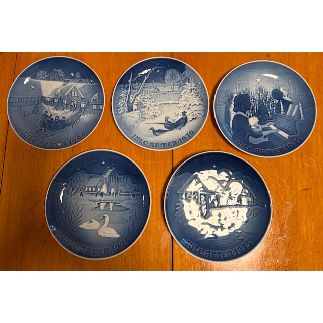 Set of Five Vintage Bing & Grøndahl Danish Christmas Plates (1968–1975) Bing & Grøndahl introduced the world’s first true...