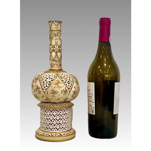 Exceptional Grainger & Co. Worcester Pierced Reticulated Porcelain White & Gilded Vase / Vessel, Attr. Alfred Barry, (Aesthectic Period / Orientalist) For Sale - Image 14 of 15