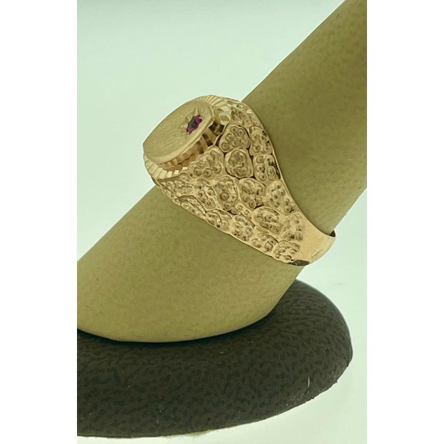 Gold and Ruby 14 Karat Yellow Gold Ring Vintage Unisex For Sale - Image 13 of 18