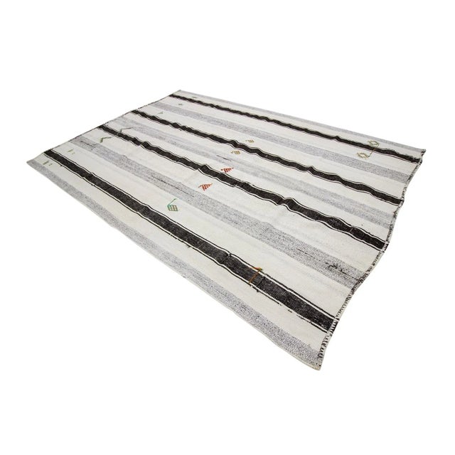 1960s Vintage Modern Turkish Kilim Rug- 7′1″ × 9′11″ For Sale - Image 4 of 7