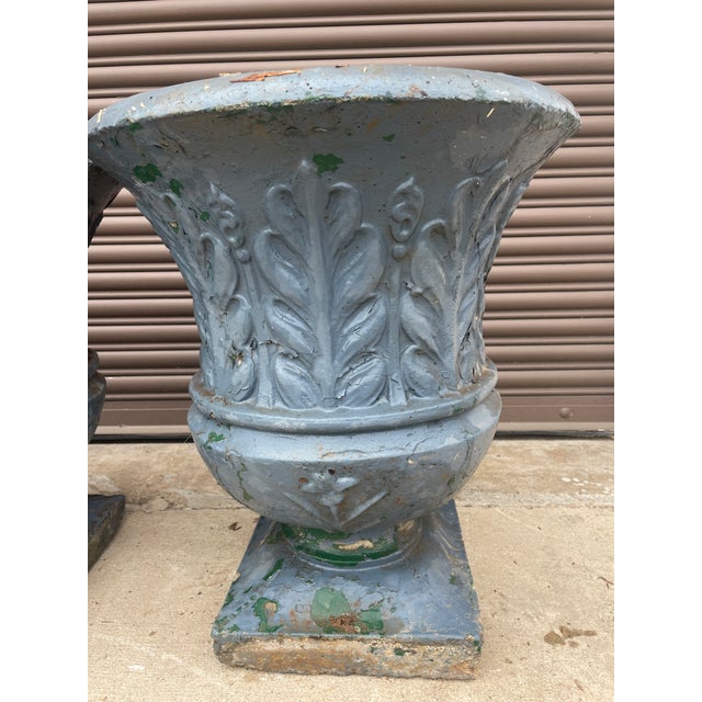 1940s Mid-Century Neoclassical Acanthus Leaf Cast Stone Pedestal Urns - Set of 4 For Sale In Mobile - Image 6 of 7