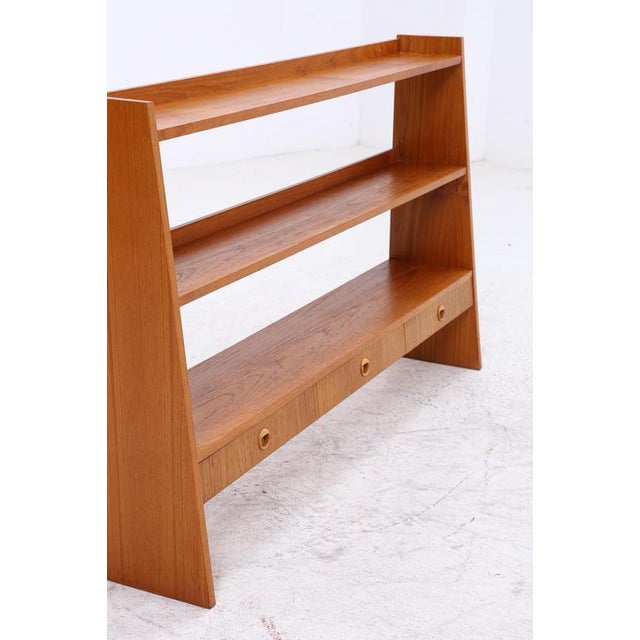 Beautiful vintage teak bookcase from the 60s with a clean, upright design and a calm, even grain. It appears light in its...