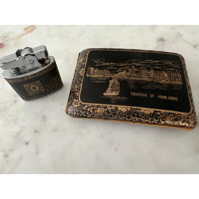 Art Deco Vintage Japanese Golden KOMAI SOUVENIR of HONG KONG Cigarette Case+Lighter Set For Sale - Image 3 of 18