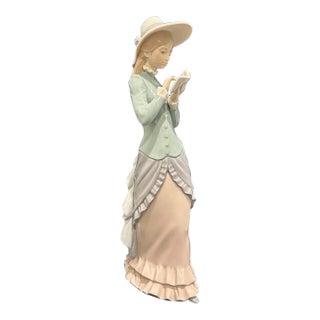 1980s Lladró "Reading" Porcelain Figurine ("De Paseo Y Lectura") For Sale