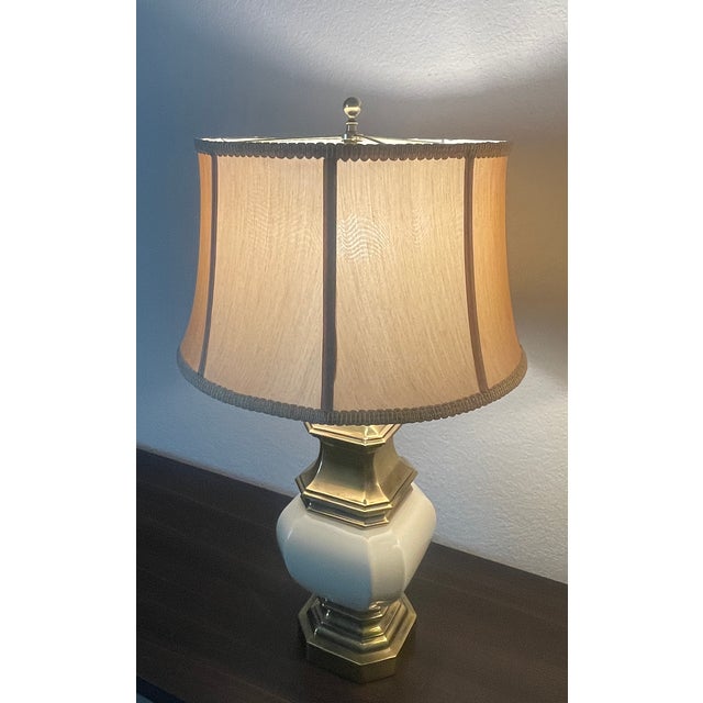 Mid 20th Century Vintage Stiffel Hollywood Regency Style Brass & Cream Porcelain Table Lamps- A Pair For Sale - Image 5 of 18