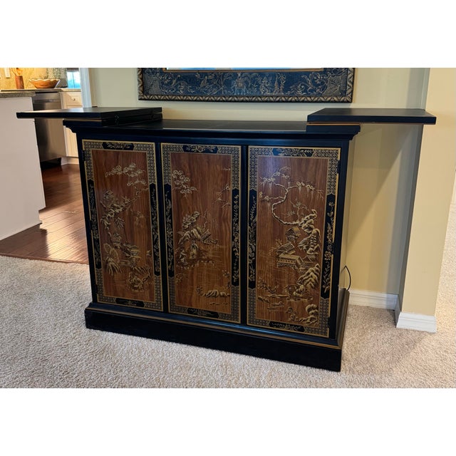 This stunning vintage server from the Drexel "Et Cetera" collection combines Chinoiserie style with exceptional function....