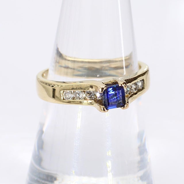 Stone Information - 8x 2.3mm x 1.6mm Round Brilliant Diamonds - ~0.052ct/each for ~0.416ctw Grading: SI1/F 1x 4.1mm x...