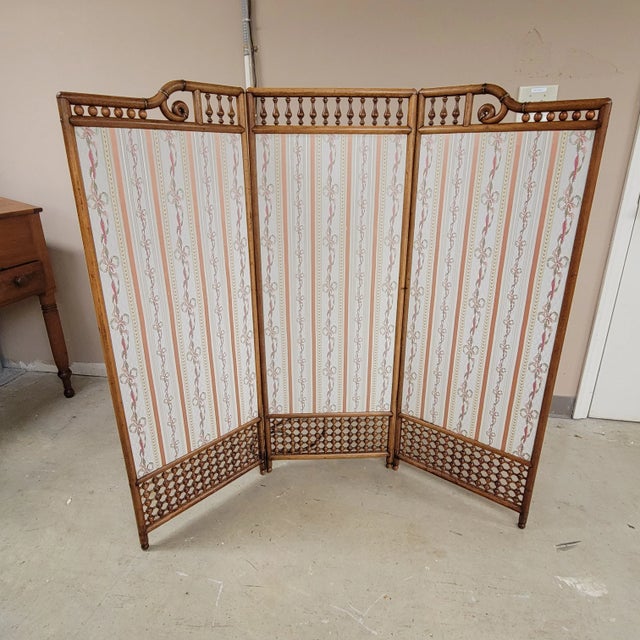 A very well made bentwood stick ball privacy screen with brass fittings. Nice manageable size, measuring only 48.5" high,...