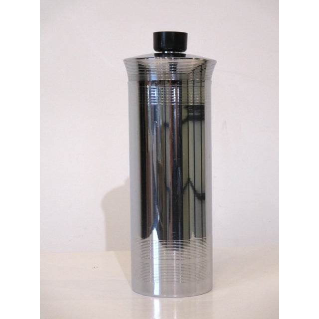 Chrome Manning Bowman Styled Art Deco Chrome Bakelite Cocktail Shaker For Sale - Image 8 of 9