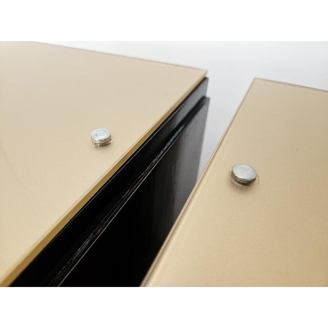 Art Deco Bedside Tables in Walnut Burl with Pink Glass Tops, 1940, Set of 2 For Sale - Image 6 of 16