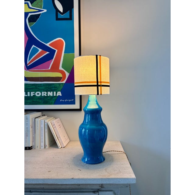 Ceramic base in excellent condition. 1970s. Electrical connection expertly rewired to preserve the piece's authenticity...