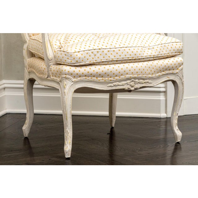 Off-white Early 20th Century Louis XV Style Painted Bergère Armchairs With Down Cushions – Pair For Sale - Image 8 of 14