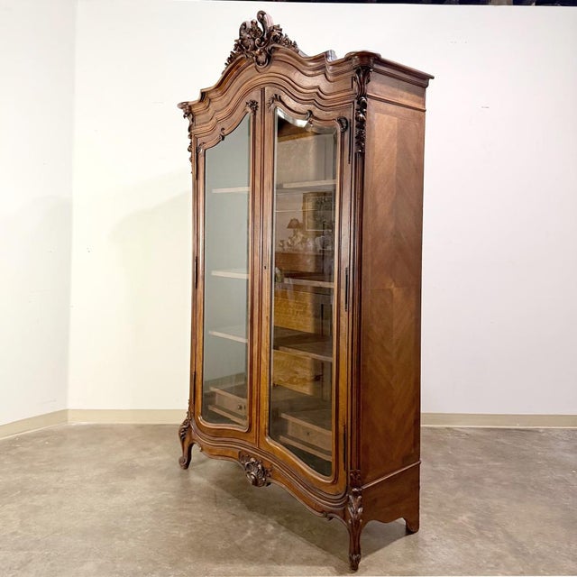19th Century French Louis XV Walnut Display Armoire For Sale In Baton Rouge - Image 6 of 16
