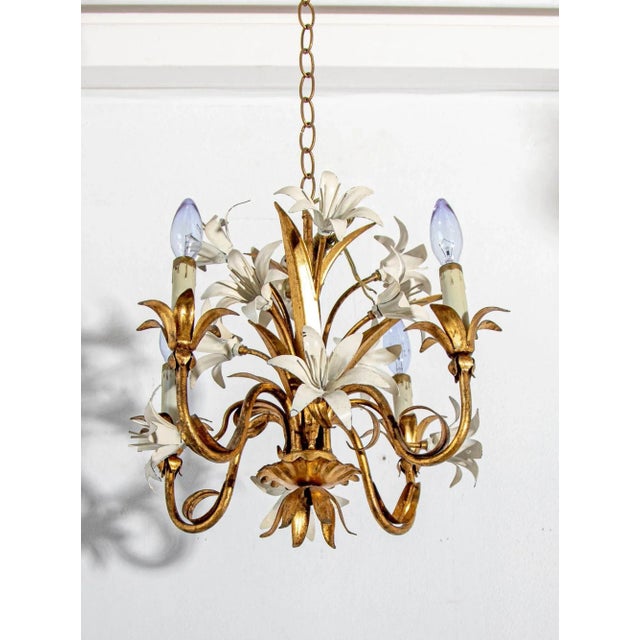 Maison Baguès Italian Hollywood Regency Gilt Tole Lily Four-Light Chandelier, 1960s For Sale - Image 4 of 13