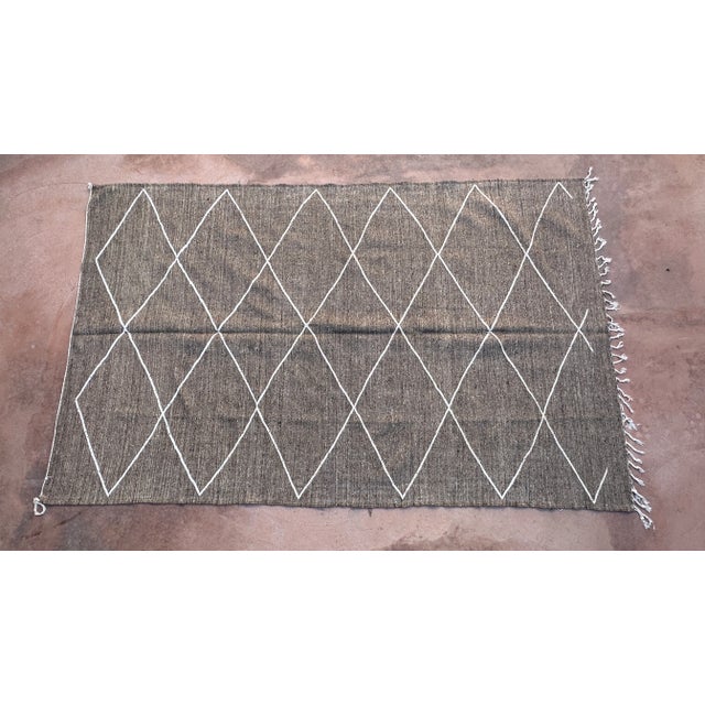Textile Mid-Century Modern Flatweave Moroccan Kilim Rug - 9.6 X 5.91 Ft For Sale - Image 7 of 9
