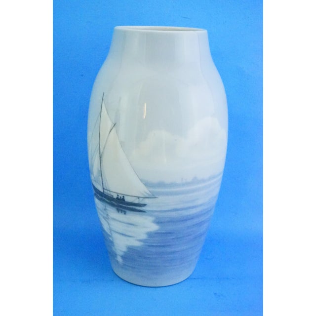 Measurements: height: 24.7 cm; diameter: 14 cm; weight: 1.047 kg item : elegant polychrome glazed hard-paste porcelain...