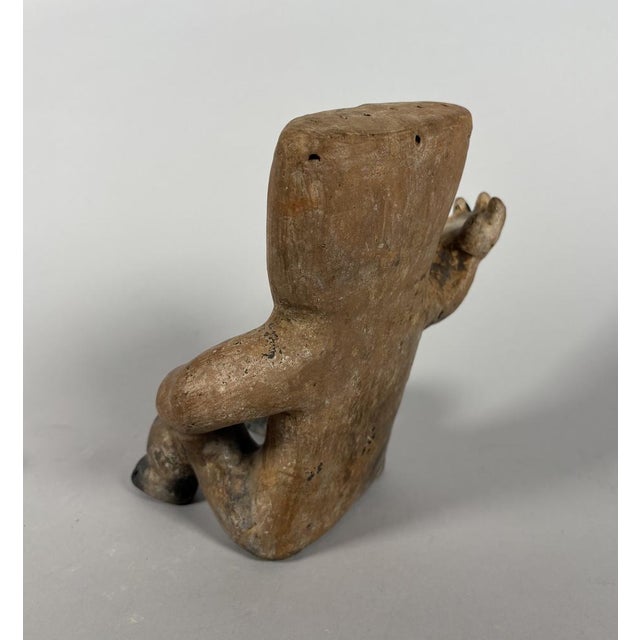 Sculpture of Chieftain, Colombia, 500-1500 AD For Sale - Image 4 of 7