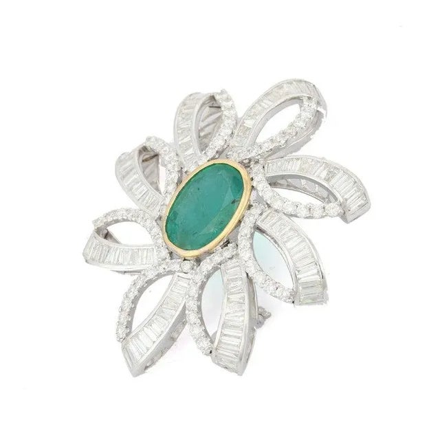 Real 7.25 CTW Diamond 7.5 CTW Emerald Floral Brooch in 18k Solid Gold For Sale - Image 4 of 15