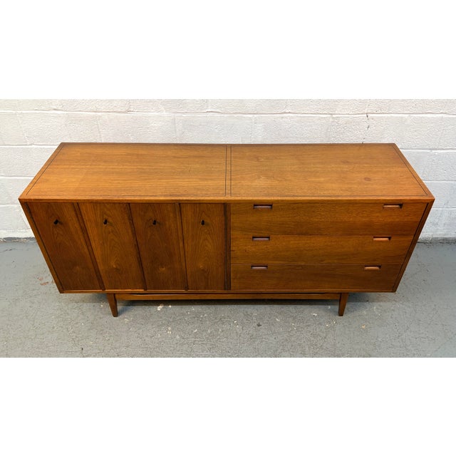Mid-Century Modern Mid-Century Early American of Martinsville Long Walnut Dresser For Sale - Image 3 of 17