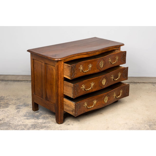 Wood 18th Century French Régence Walnut Chest of Drawers With Brass Pulls, Lyon For Sale - Image 7 of 18