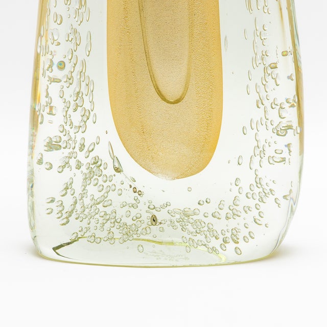 Hand-Blown Murano Fluid Vase in Clear With 24-Karat Gold Flecks and Bubble Details For Sale - Image 10 of 10