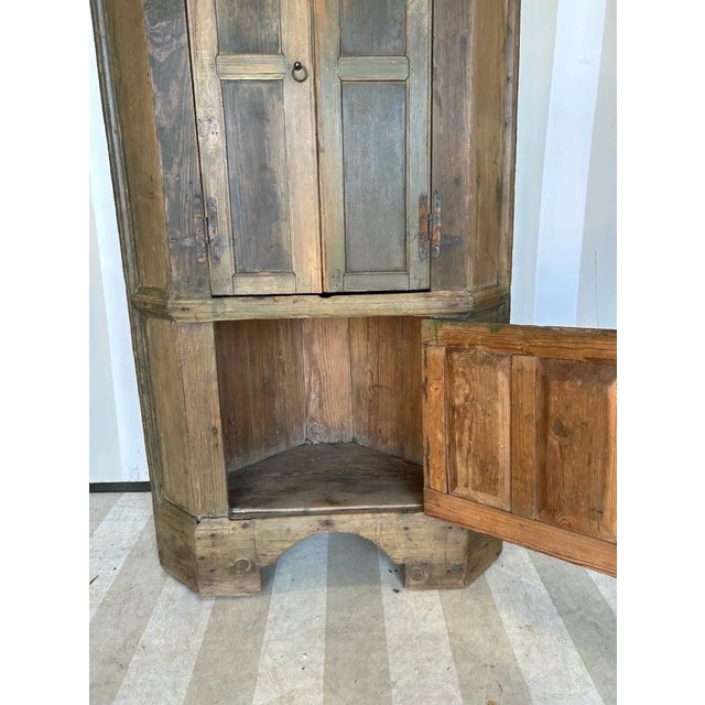 American Petite 18th Century Southern Corner Cupboard in Original Green Paint For Sale - Image 3 of 5