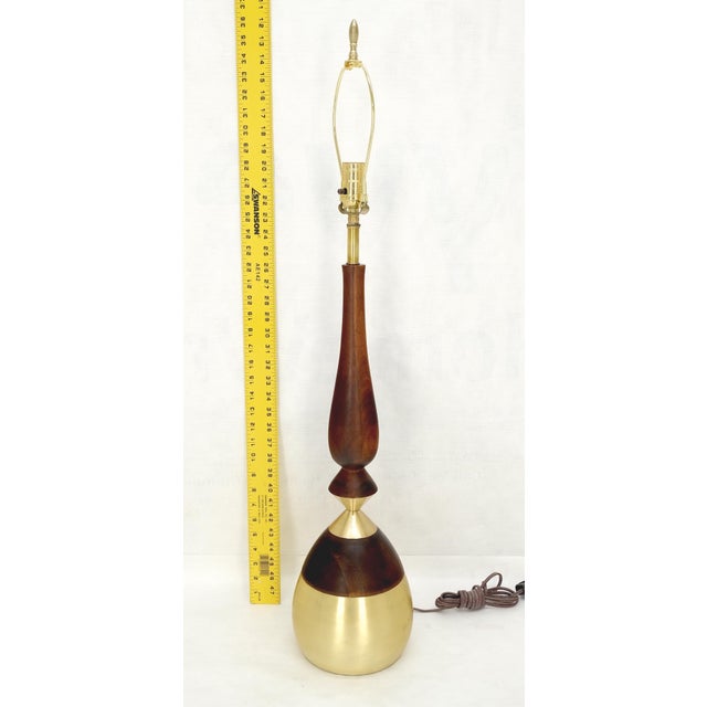 Mid-Century Modern Onion Vase Shape Turned Walnut & Brass Mid Century Modern Table Lamp For Sale - Image 3 of 11