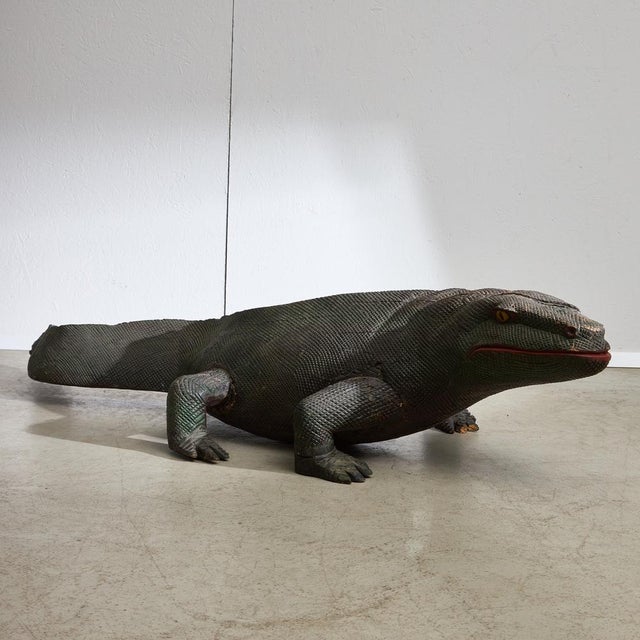 A wooden varanus statue, or rather a genuine masterpiece! Crafted from solid wood, this charming piece showcases...