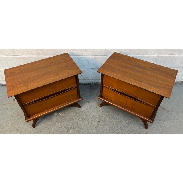 Mid-Century Modern Pair of Mid-Century Walnut Nightstands With Sculpted Drawer Pulls For Sale - Image 3 of 15