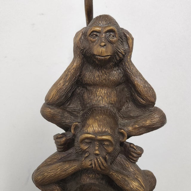 Hollywood Regency Three Wise Monkeys Table Lamp – Vintage See Hear Speak No Evil Sculpture Lamp For Sale - Image 3 of 16