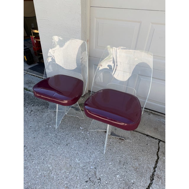 Vintage Hollywood Regency Sculptural Lucite Swivel Dining Chairs With Burgundy Seats – Set of 4 For Sale - Image 4 of 12