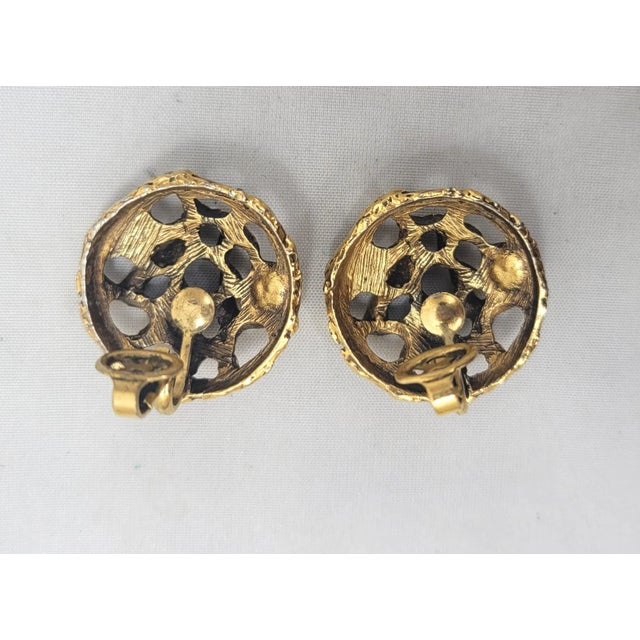 Vintage Jonathan Bailey for Crown Trifari Round Brutalist Goldtone Clip Earrings, 1970 - 2 Pieces For Sale In Philadelphia - Image 6 of 7