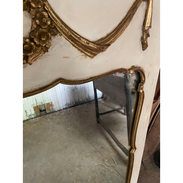 Antique White Mid 20th Century Italian Console Wall Hall Painted Gold Gilt Mirror W/Wreath & Garland For Sale - Image 8 of 12