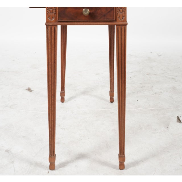 Early 20th Century English Hepplewhite Style Inlaid Mahogany Pembroke Drop-Leaf Table With Satinwood Banding, Circa 1920–1940 For Sale - Image 5 of 7