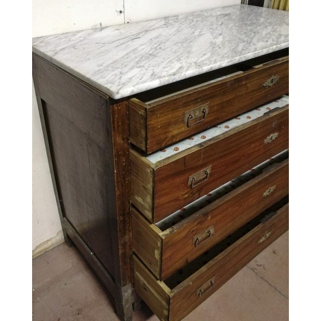 Como Chest of Drawers in Walnut with 4 Drawers and White and Grey Marble Top, Italy, 1930 For Sale - Image 3 of 5
