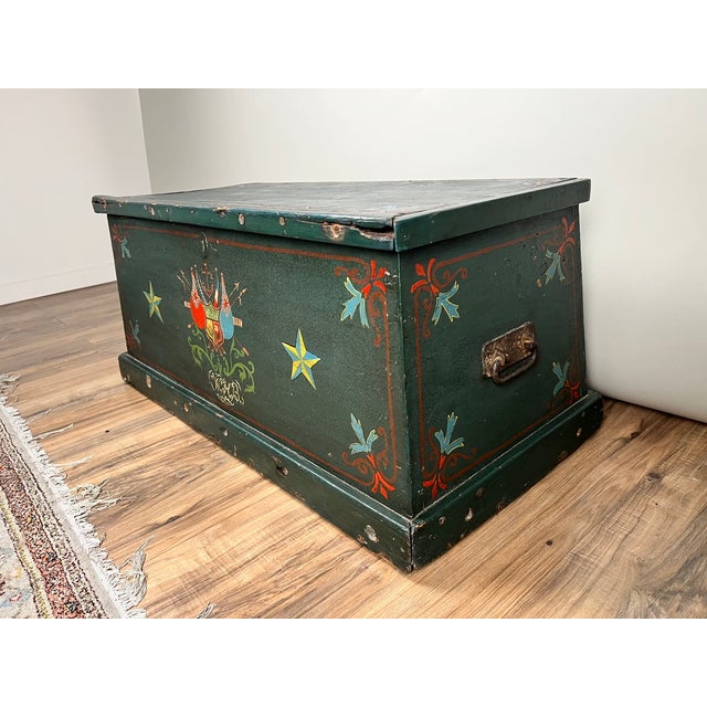 English Antique Paint Decorated English Sea Chest C. Late 19th Century For Sale - Image 3 of 11