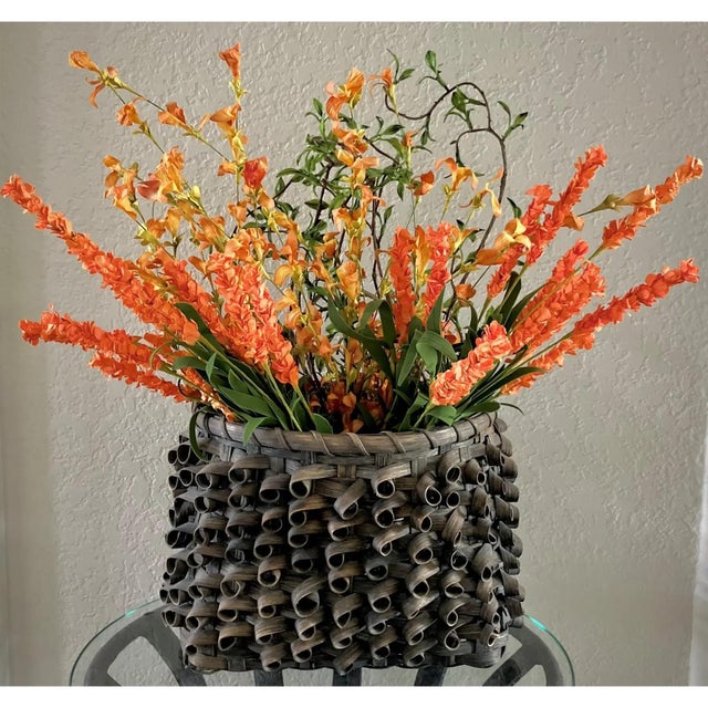Excellent Pre-Owned Condition. Note: Faux blooms are not included. Take a look at this winsome ash splint curly wall...