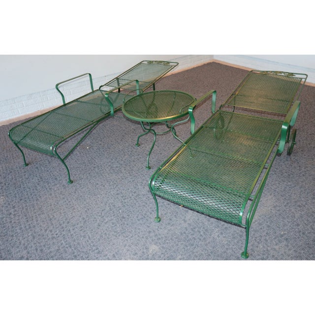 Mid 20th Century Russell Woodard Wrought Iron Chaise Loungers With Removable Service Table, Attributed For Sale - Image 9 of 14