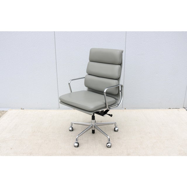 Mid-Century Modern Herman Miller Eames Soft Pad Executive Chair in Gray Leather For Sale In New York - Image 6 of 18